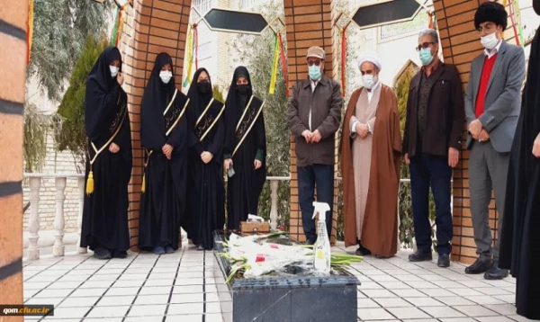 به مناسبت دهه مبارک فجر و همزمان با مراسم غبارروبی مزار شهدای سراسر کشور:

غبارروبی و عطرافشانی شهید گمنام مدفون در پردیس حضرت معصومه(س) قم 2