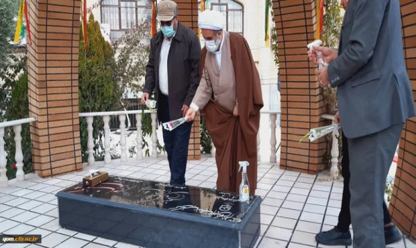 به مناسبت دهه مبارک فجر و همزمان با مراسم غبارروبی مزار شهدای سراسر کشور:

غبارروبی و عطرافشانی شهید گمنام مدفون در پردیس حضرت معصومه(س) قم 2