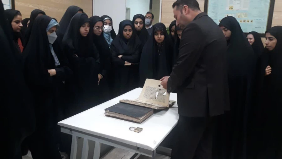 به مناسبت هفته کتاب و کتابخوانی انجام شد:

بازدید از کتابخانه بزرگ آیت الله مرعشی نجفی (ره)  2