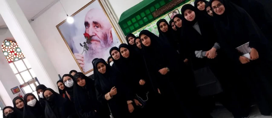 به مناسبت هفته کتاب و کتابخوانی انجام شد:

بازدید از کتابخانه بزرگ آیت الله مرعشی نجفی (ره)  2