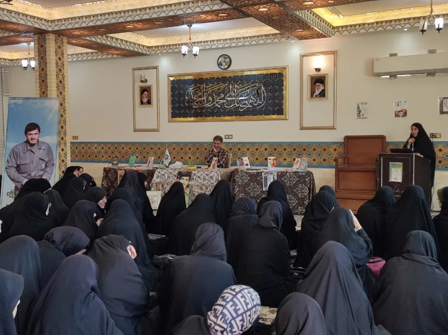 به همت کانون ادبی و تولید محتوای پردیس حضرت معصومه(س) برگزار شد: 

نشست کتاب با حضور نویسنده کتاب «تنها زیر باران» 2