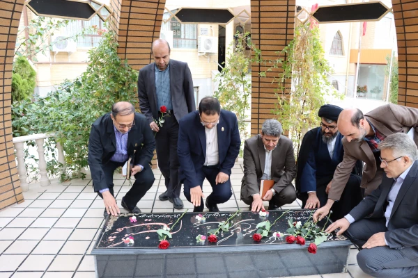 ادای احترام به مزار شهید گمنام توسط دکتر صحرایی ، آبان 1401