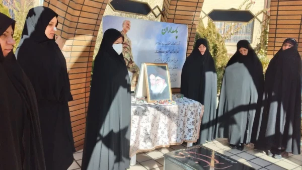 با حضور مسؤولان، کارکنان و تعدادی از دانشجومعلمان پردیس حضرت معصومه(س) انجام شد: 

تجدید میثاق با آرمان های رهبر کبیر انقلاب و شهدا 2