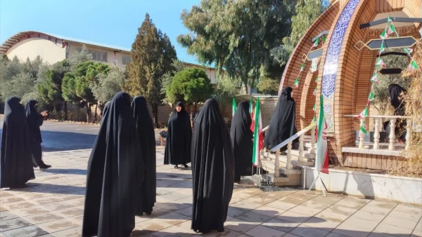 با حضور مسؤولان، کارکنان و تعدادی از دانشجومعلمان پردیس حضرت معصومه(س) انجام شد: 

تجدید میثاق با آرمان های رهبر کبیر انقلاب و شهدا 2