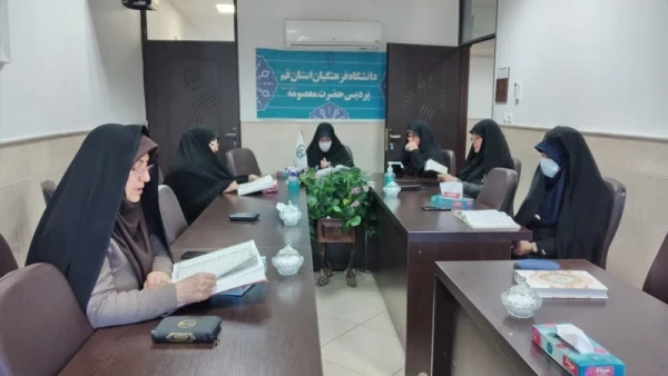 با حضور اساتید، کارکنان و دانشجومعلمان پردیس حضرت معصومه(س) برگزار می شود:

محفل انس با قرآن کریم در ماه مبارک رمضان 
 2