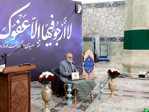 با حضور دانشجومعلمان پردیس حضرت معصومه(س) برگزار شد: 

محفل انس با قرآن در حرم مطهر 2
