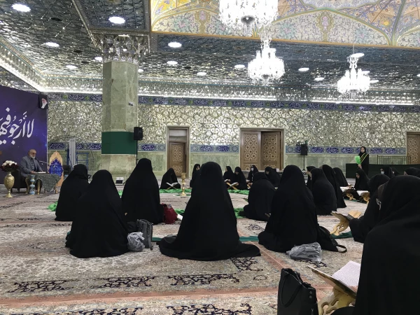 با حضور دانشجومعلمان پردیس حضرت معصومه(س) برگزار شد: 

محفل انس با قرآن در حرم مطهر 2