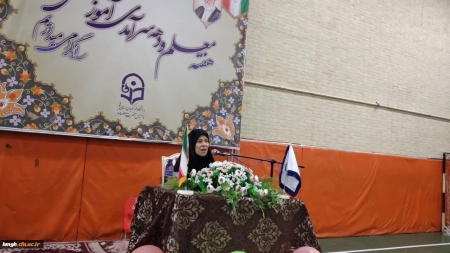 با حضور مدیر کل آموزش و پرورش استان قم برگزار شد: 

برگزاری مراسم گرامیداشت هفته معلم 2