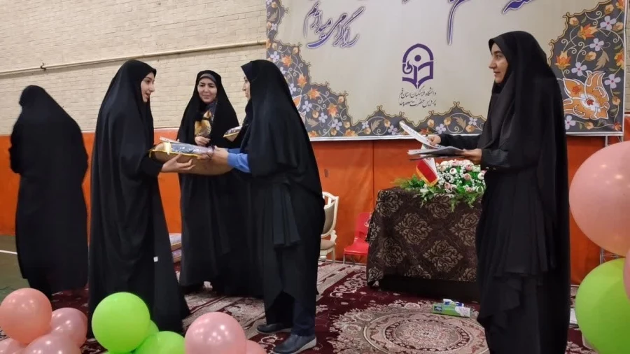 با حضور مدیر کل آموزش و پرورش استان قم برگزار شد: 

برگزاری مراسم گرامیداشت هفته معلم 2