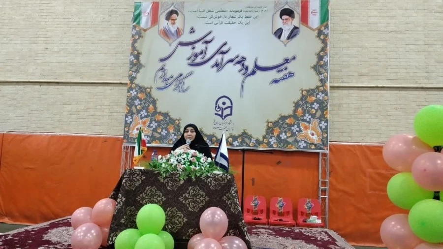 با حضور مدیر کل آموزش و پرورش استان قم برگزار شد: 

برگزاری مراسم گرامیداشت هفته معلم 2