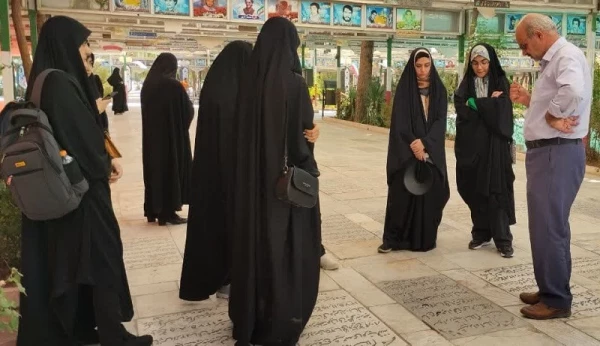 به مناسبت هفته دفاع مقدس توسط دانشجومعلمان پردیس حضرت معصومه(س) انجام شد: 

عطرافشانی مزار شهدای گلزار شهدا  2