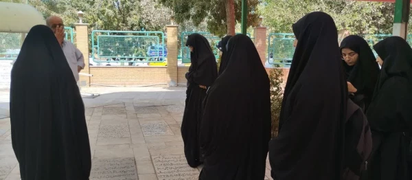 به مناسبت هفته دفاع مقدس توسط دانشجومعلمان پردیس حضرت معصومه(س) انجام شد: 

عطرافشانی مزار شهدای گلزار شهدا  2