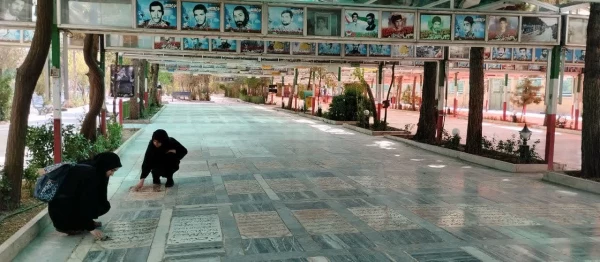 به مناسبت هفته دفاع مقدس توسط دانشجومعلمان پردیس حضرت معصومه(س) انجام شد: 

عطرافشانی مزار شهدای گلزار شهدا  2