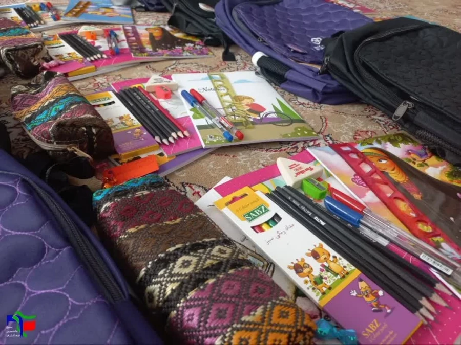 به مناسبت آغاز سال تحصیلی انجام شد: 

اهدای لوازم مورد نیاز به دانش آموزان کم برخوردار     2