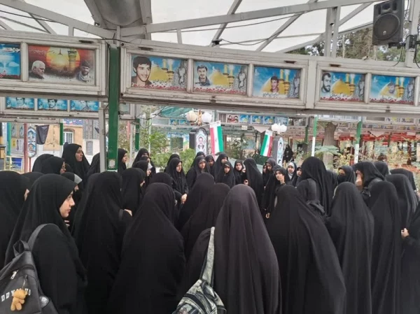 در آستانه بزرگداشت هفته بسیج توسط دانشجومعلمان پردیس حضرت معصومه(س) انجام شد: 

غبارروبی مزار شهدا در گلزار شهدای قم      2