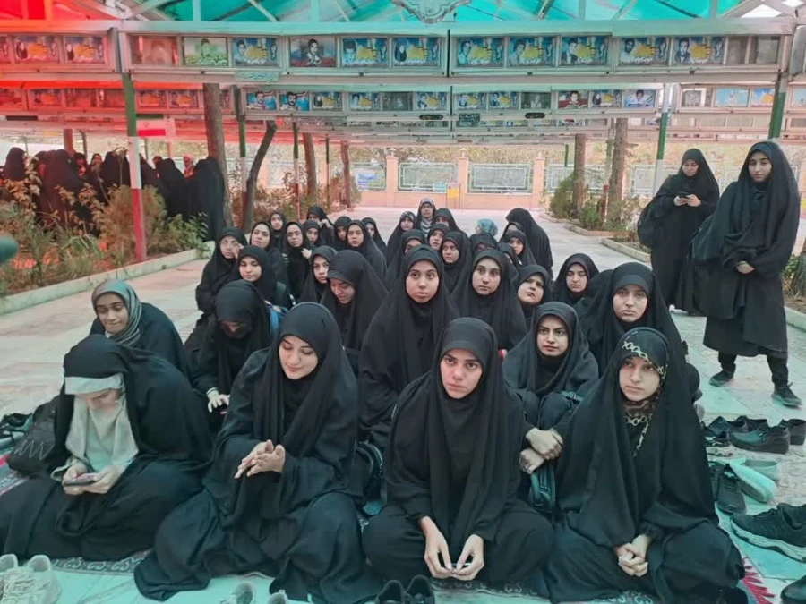 در آستانه بزرگداشت هفته بسیج توسط دانشجومعلمان پردیس حضرت معصومه(س) انجام شد: 

غبارروبی مزار شهدا در گلزار شهدای قم      2