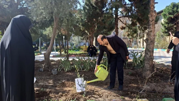 کاشت نهال به نیابت از شهدا توسط مسؤولان و دانشجومعلمان در پردیس حضرت معصومه(س) 2
