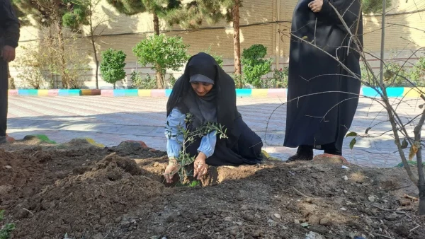 کاشت نهال به نیابت از شهدا توسط مسؤولان و دانشجومعلمان در پردیس حضرت معصومه(س) 2