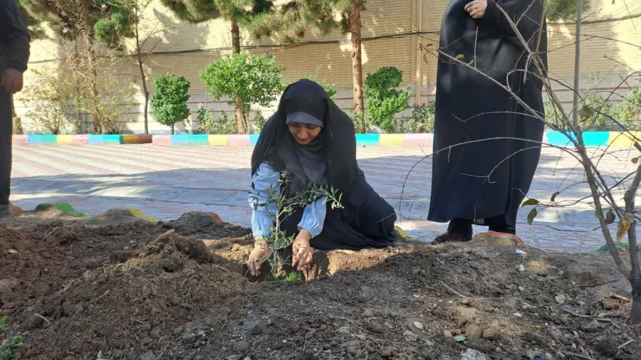 کاشت نهال به نیابت از شهدا توسط مسؤولان و دانشجومعلمان در پردیس حضرت معصومه(س) 2