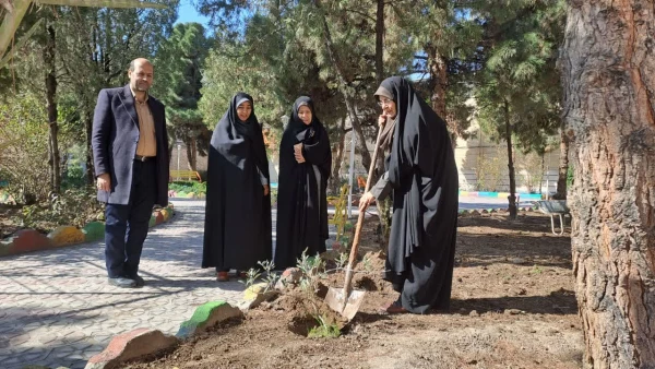 کاشت نهال به نیابت از شهدا توسط مسؤولان و دانشجومعلمان در پردیس حضرت معصومه(س) 2