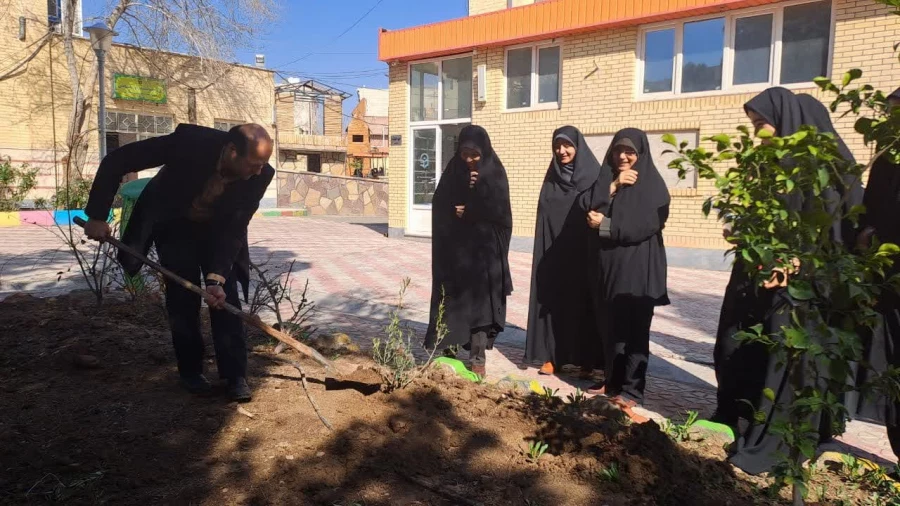 کاشت نهال به نیابت از شهدا توسط مسؤولان و دانشجومعلمان در پردیس حضرت معصومه(س) 2