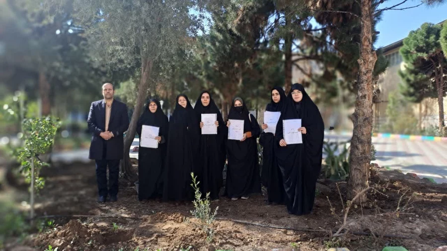 کاشت نهال به نیابت از شهدا توسط مسؤولان و دانشجومعلمان در پردیس حضرت معصومه(س) 2