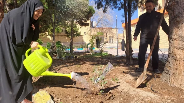 کاشت نهال به نیابت از شهدا توسط مسؤولان و دانشجومعلمان در پردیس حضرت معصومه(س) 2