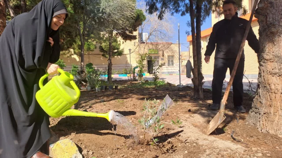کاشت نهال به نیابت از شهدا توسط مسؤولان و دانشجومعلمان در پردیس حضرت معصومه(س) 2