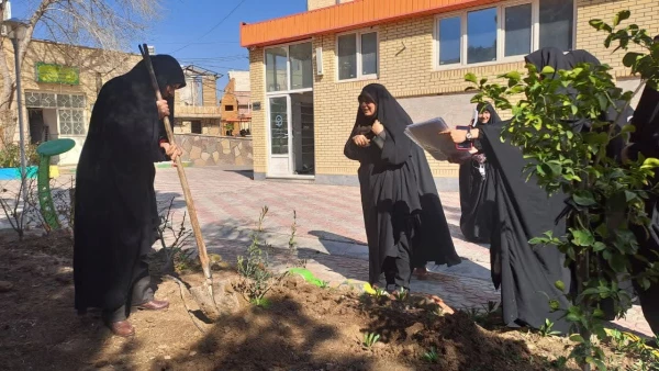 کاشت نهال به نیابت از شهدا توسط مسؤولان و دانشجومعلمان در پردیس حضرت معصومه(س) 2