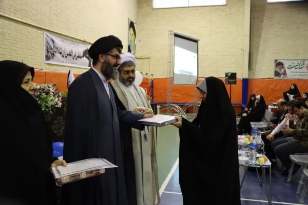 با حضور مدیر امور پردیس های دانشگاه فرهنگیان استان قم برگزار شد: 

مراسم گرامیداشت مقام معلم و دهه سرآمدی آموزش در پردیس حضرت معصومه(س) 2