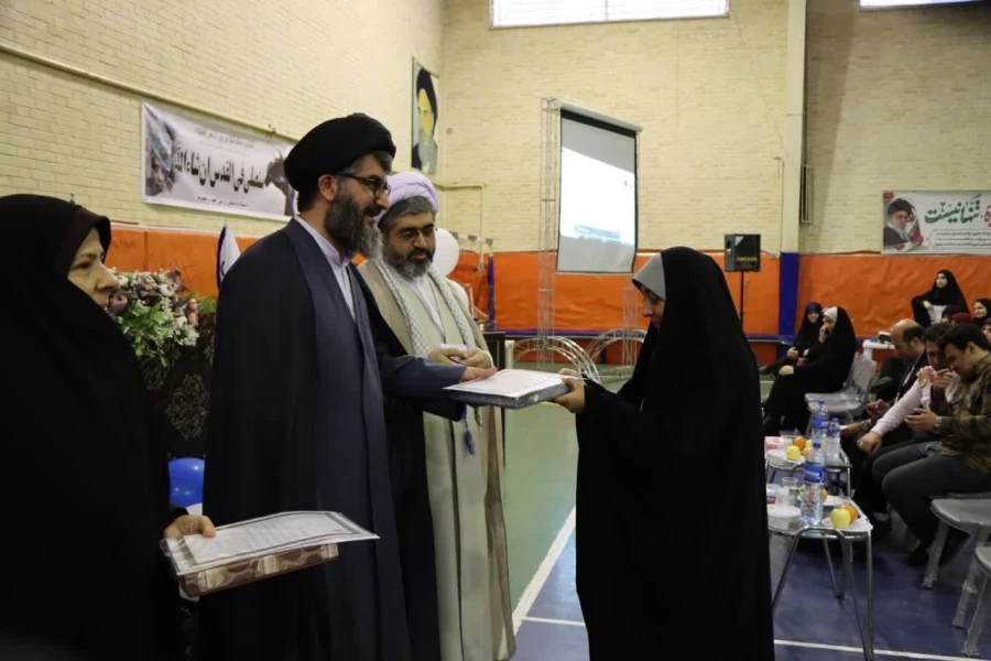 با حضور مدیر امور پردیس های دانشگاه فرهنگیان استان قم برگزار شد: 

مراسم گرامیداشت مقام معلم و دهه سرآمدی آموزش در پردیس حضرت معصومه(س) 2