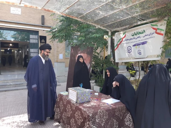 بازدید مدیر امور پردیس های دانشگاه فرهنگیان استان قم از روند برگزاری انتخابات شورای صنفی پردیس حضرت معصومه(س) 2