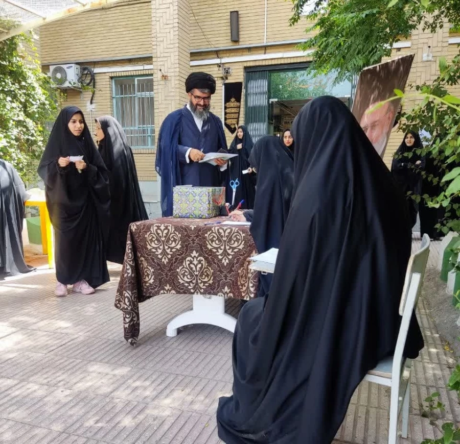 بازدید مدیر امور پردیس های دانشگاه فرهنگیان استان قم از روند برگزاری انتخابات شورای صنفی پردیس حضرت معصومه(س) 2