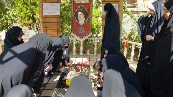 در هفته دفاع مقدس انجام شد: 

غبار روبی مزار شهید گمنام پردیس حضرت معصومه(س) 2