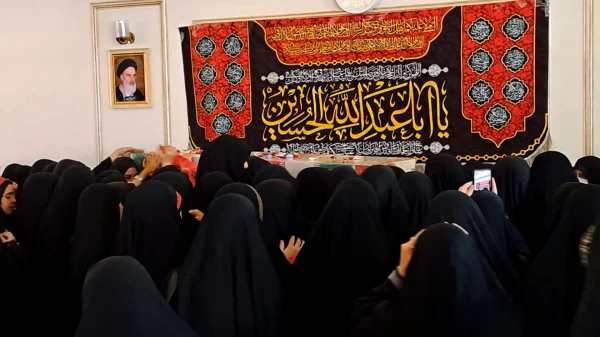 با حضور کارکنان و دانشجومعلمان پردیس برگزار شد:

وداع با شهید گمنام در ایام فاطمیه 2