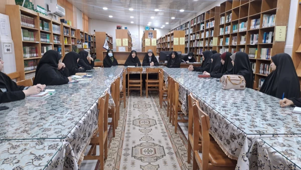 نشست صمیمی مسؤولان آموزشی پردیس حضرت معصومه(س) با نمایندگان دانشجویان گروه های درسی 2