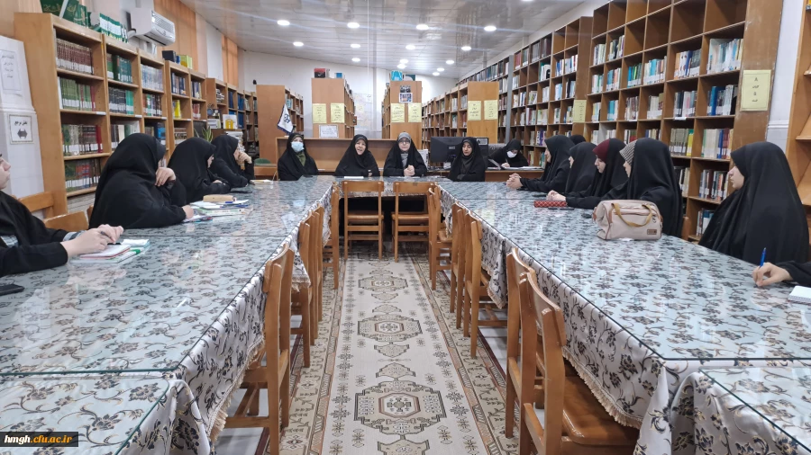 نشست صمیمی مسؤولان آموزشی پردیس حضرت معصومه(س) با نمایندگان دانشجویان گروه های درسی 2