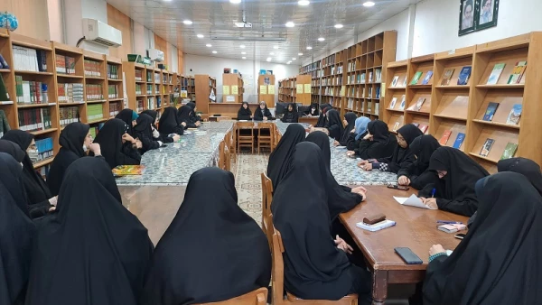 نشست صمیمی مسؤولان آموزشی پردیس حضرت معصومه(س) با نمایندگان دانشجویان گروه های درسی 2