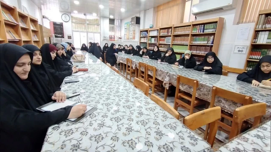 نشست صمیمی مسؤولان آموزشی پردیس حضرت معصومه(س) با نمایندگان دانشجویان گروه های درسی 2