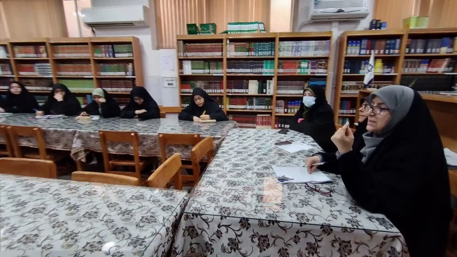 نشست صمیمی مسؤولان آموزشی پردیس حضرت معصومه(س) با نمایندگان دانشجویان گروه های درسی 2