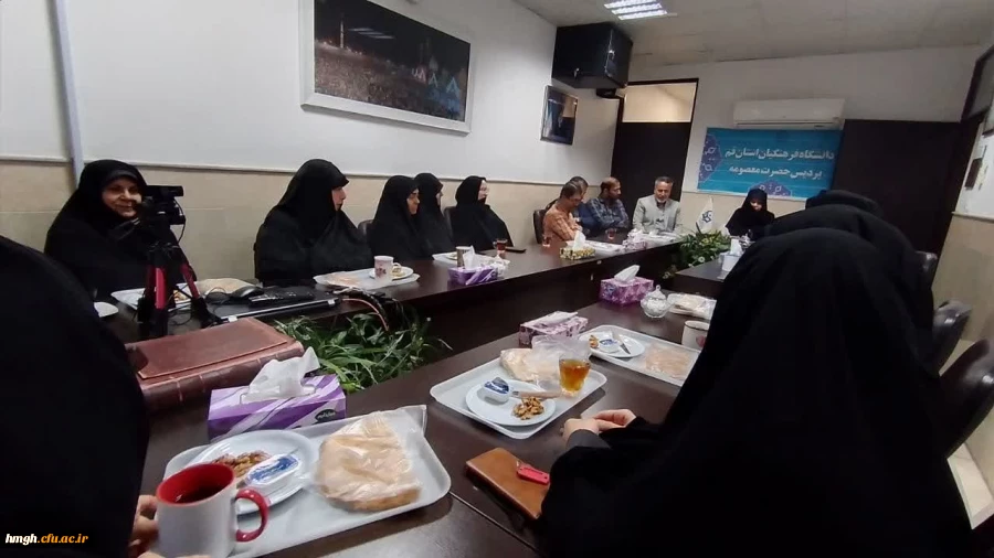 به مناسبت سال نو انجام شد: 

دیدار صمیمانه مسؤولان و کارکنان پردیس حضرت معصومه(س) 2