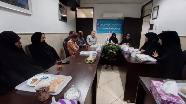 به مناسبت سال نو انجام شد: 

دیدار صمیمانه مسؤولان و کارکنان پردیس حضرت معصومه(س) 2