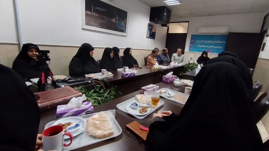 به مناسبت سال نو انجام شد: 

دیدار صمیمانه مسؤولان و کارکنان پردیس حضرت معصومه(س) 2