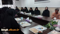 به مناسبت سال نو انجام شد: 

دیدار صمیمانه مسؤولان و کارکنان پردیس حضرت معصومه(س) 2