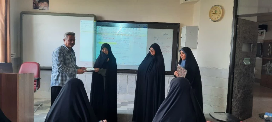 به مناسبت دهه سرآمدی آموزش انجام شد: 

تقدیر از اساتید پردیس حضرت معصومه(س) 2