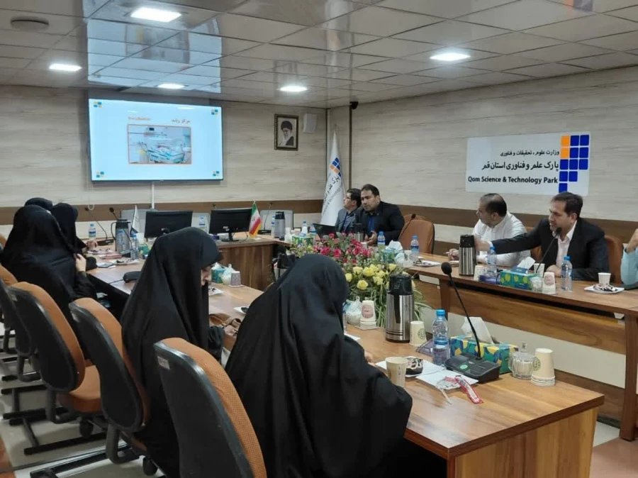 بازدید اعضای هیئت علمی دانشگاه فرهنگیان قم از پارک علم و فناوری استان قم 6